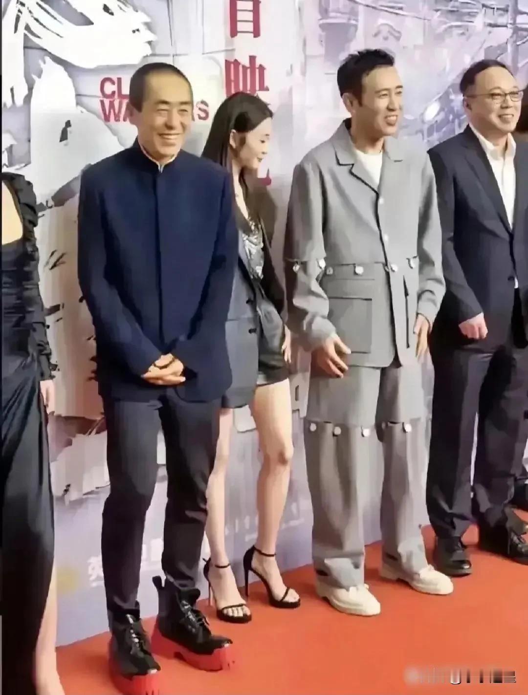 张艺谋连这鞋都能驾驭，佩服张大爷，我都做不到