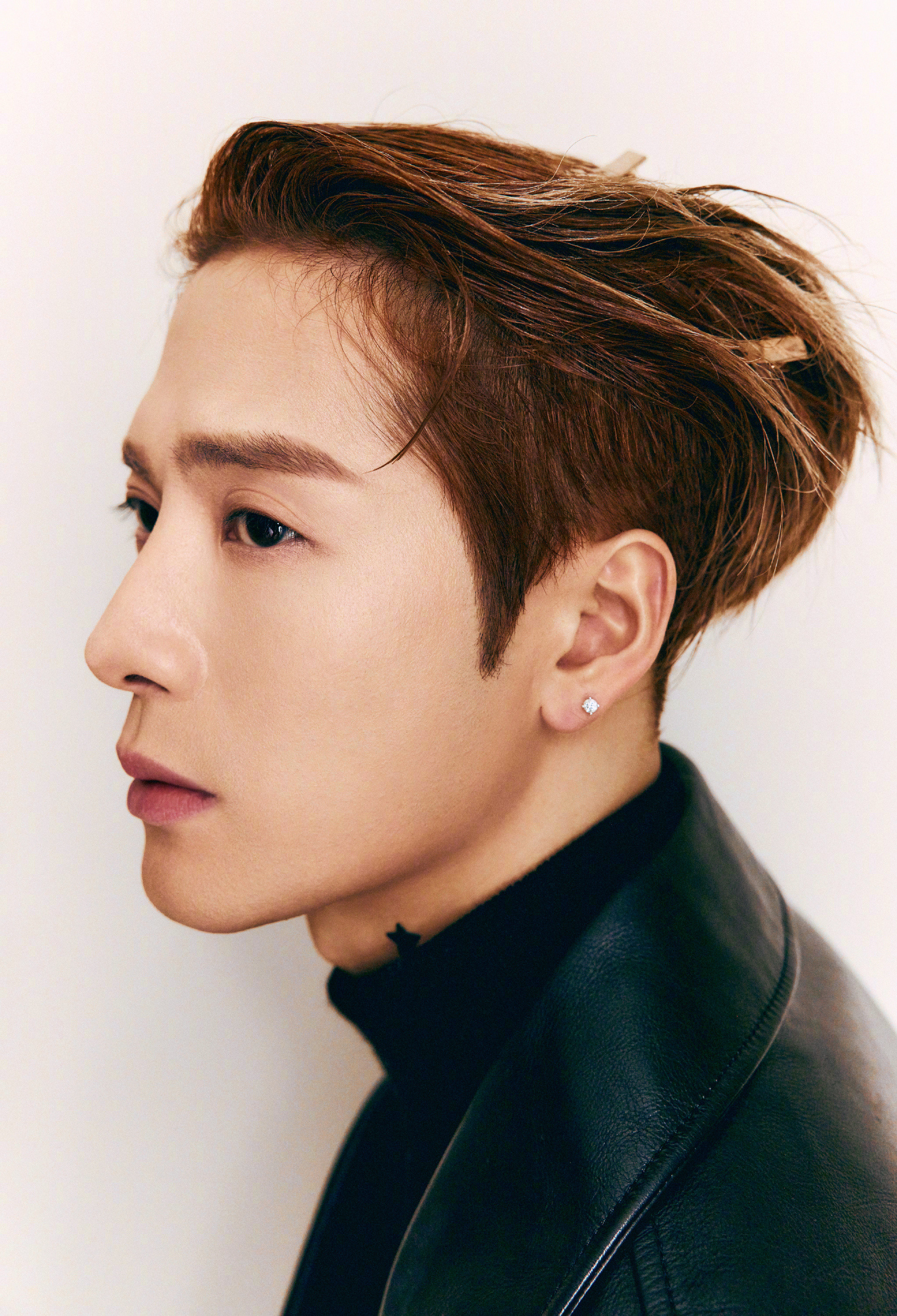 LV大秀放了王嘉尔新歌当顶级时尚遇上顶级音乐，携手坐拥13座格莱美奖杯的LV创