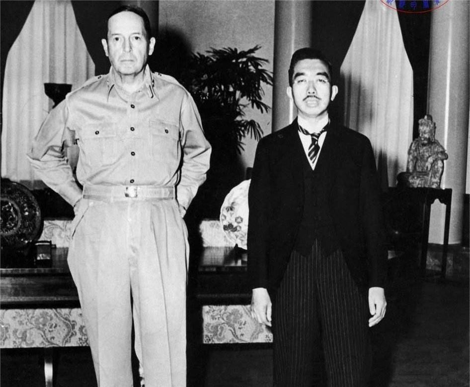 1945年，麦克阿瑟被安排与象征着日本最高信仰的日本天皇见面。见面前，日本首相告