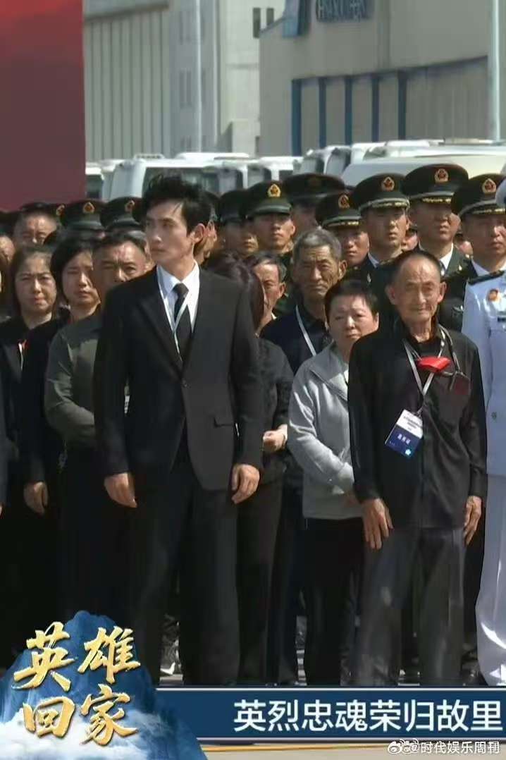央视直播镜头下的朱一龙朱一龙央视直播镜头央视镜头下的朱一龙，眼神清澈明亮，专注于