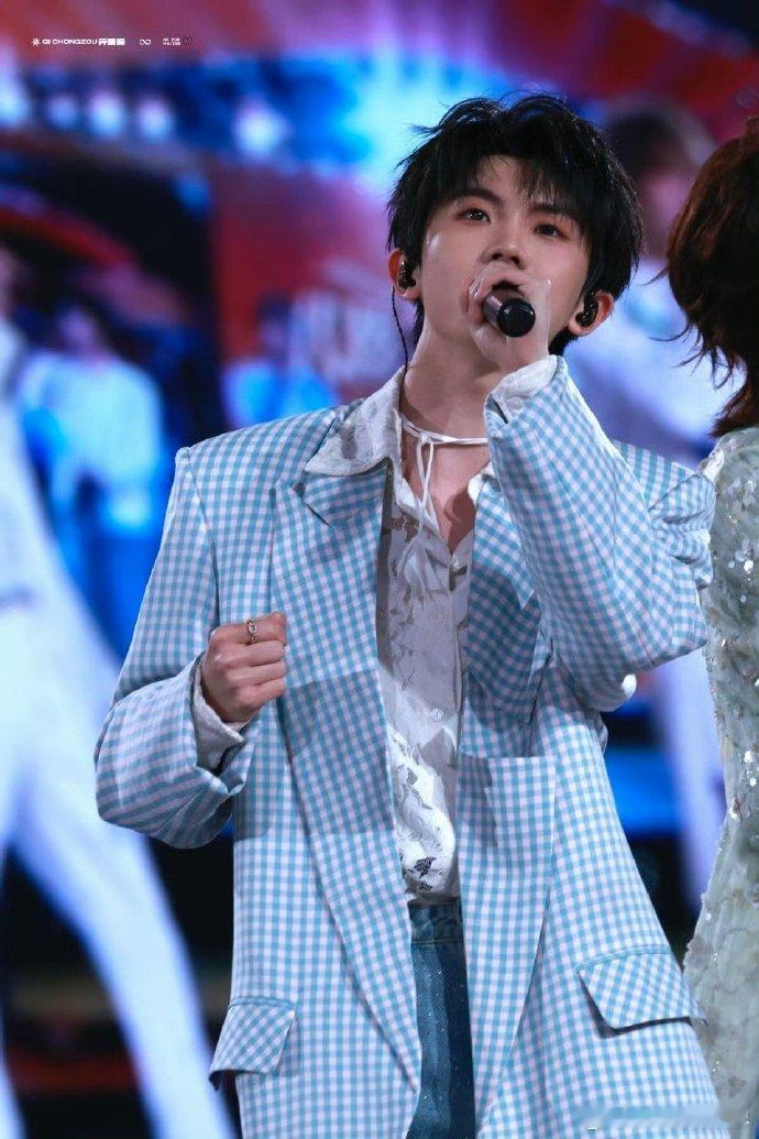 这种腰线我看一整天都不会腻。