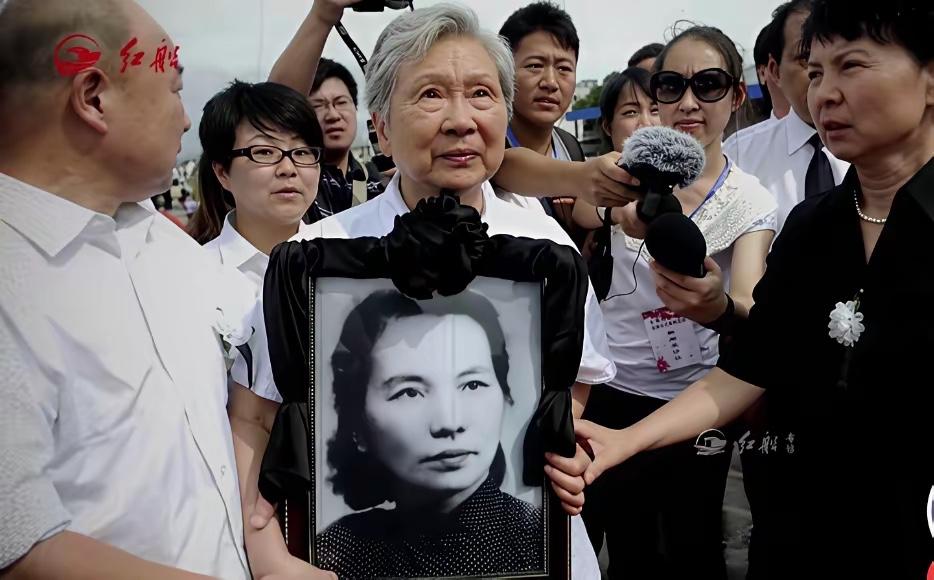 图片是2010年，白发苍苍的朱晓枫，接母亲朱枫的骨灰回家，看了这个图片真是泪目。