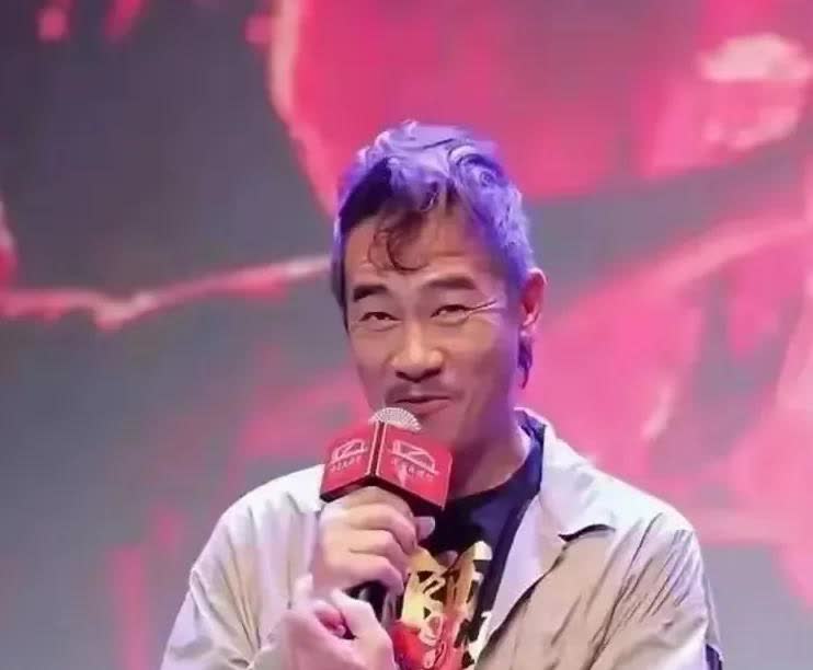 57岁陈小春现断崖式衰老似77岁老头，一家四口幸福满溢无惧年龄