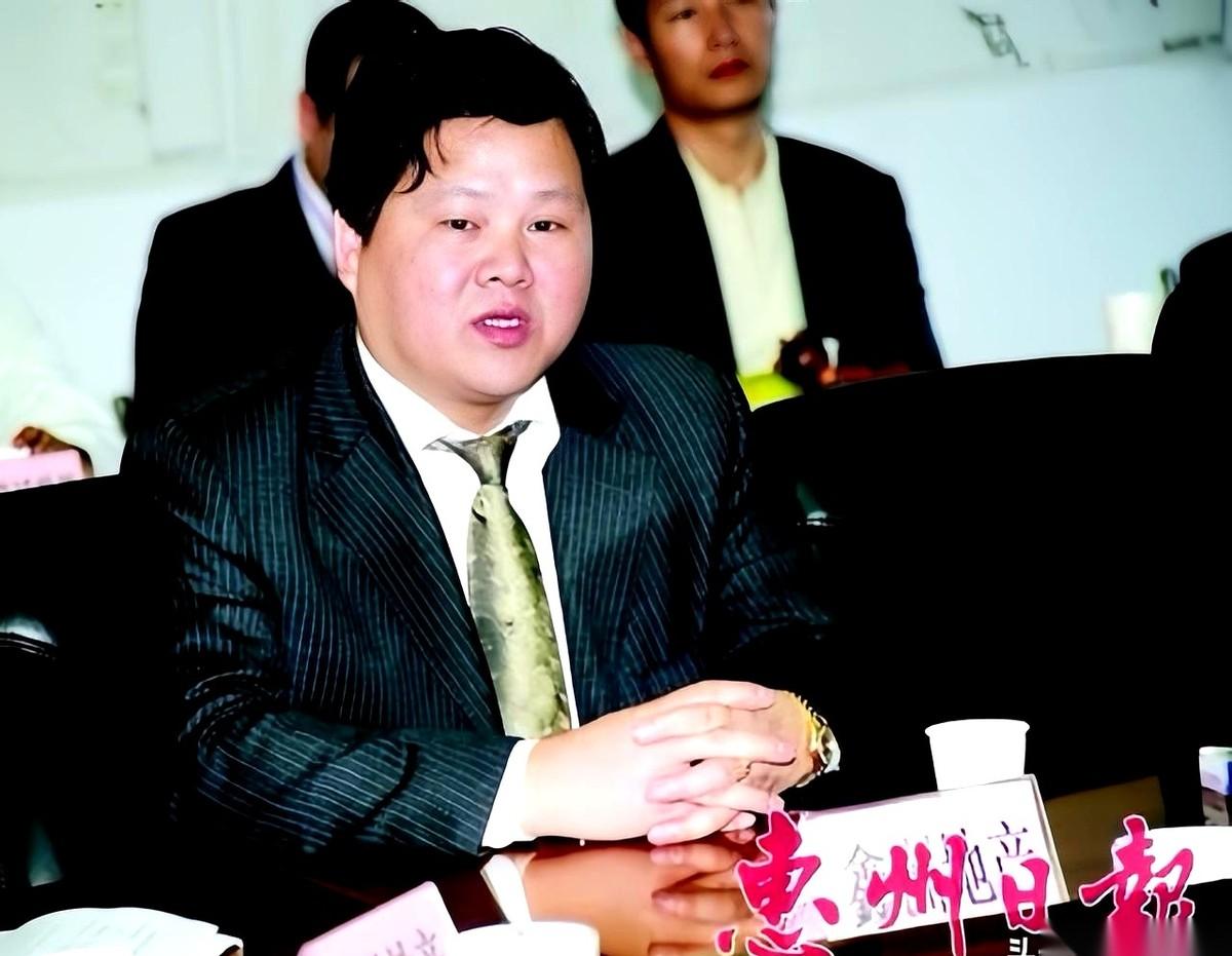 现在这行情，谁还敢提房地产？一个个巨头跟多米诺骨牌似的倒下，留下一地鸡毛，多少