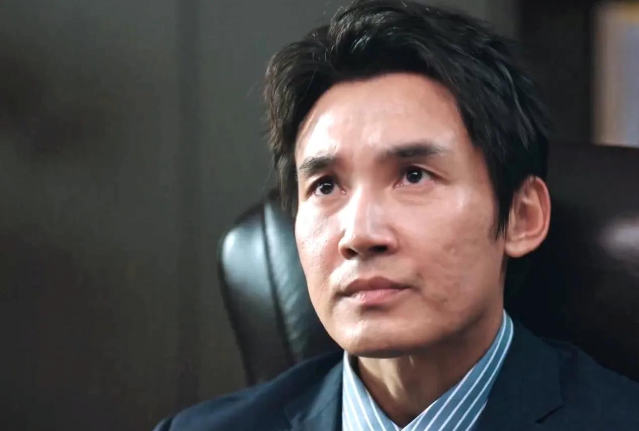 《利剑.玫瑰》邓妍表哥叶修明回国，他到了人贩子飞哥常去天海吉祥娱乐中心，受到了经