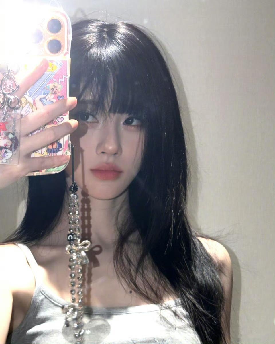 鞠婧祎鞠婧祎HelloKitty吊带对镜自拍鞠婧祎对镜怼脸自拍照​好美