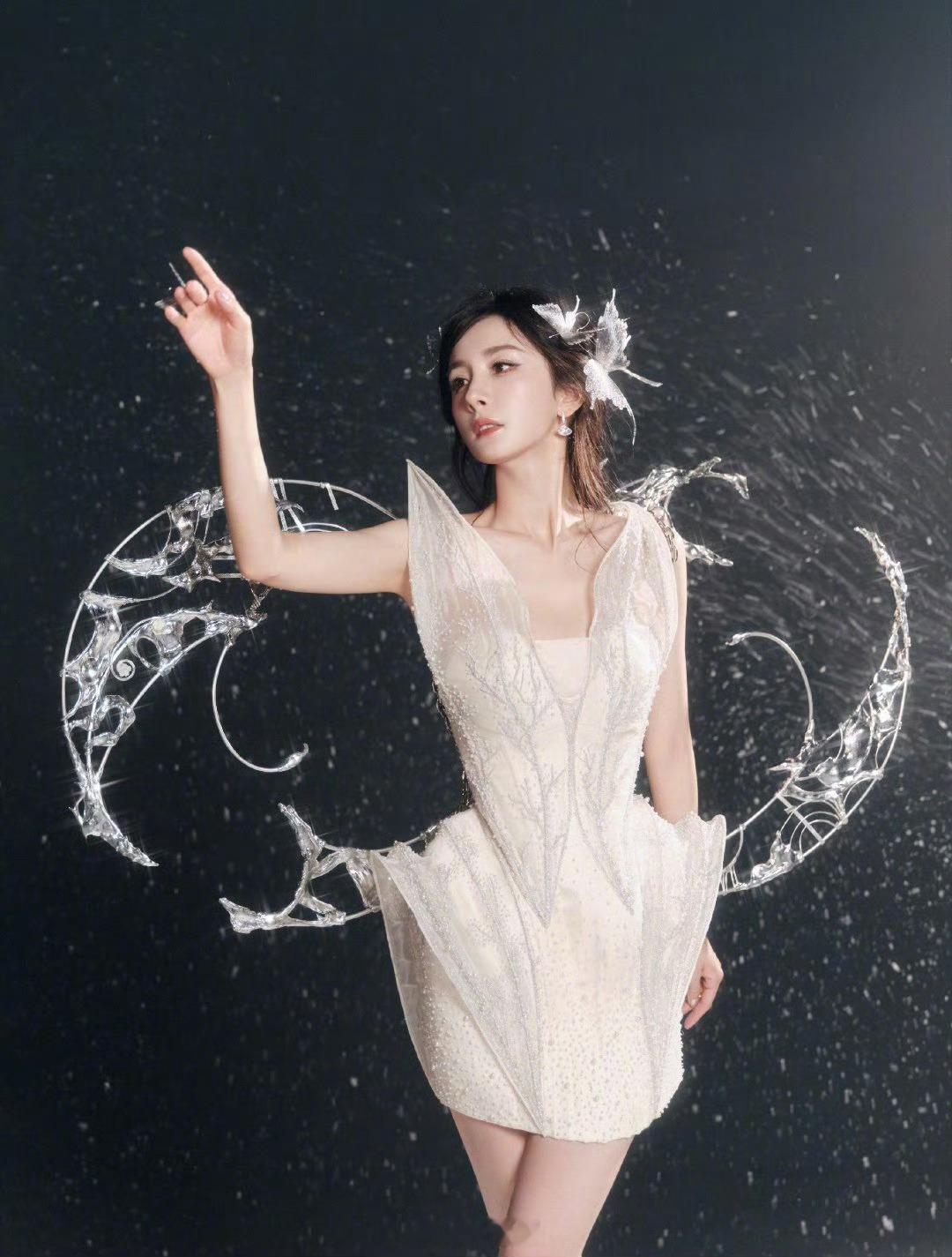 好几年没玩过王者荣耀了，艾琳现在是不是还要8级后才强点？杨幂cos艾琳​​​