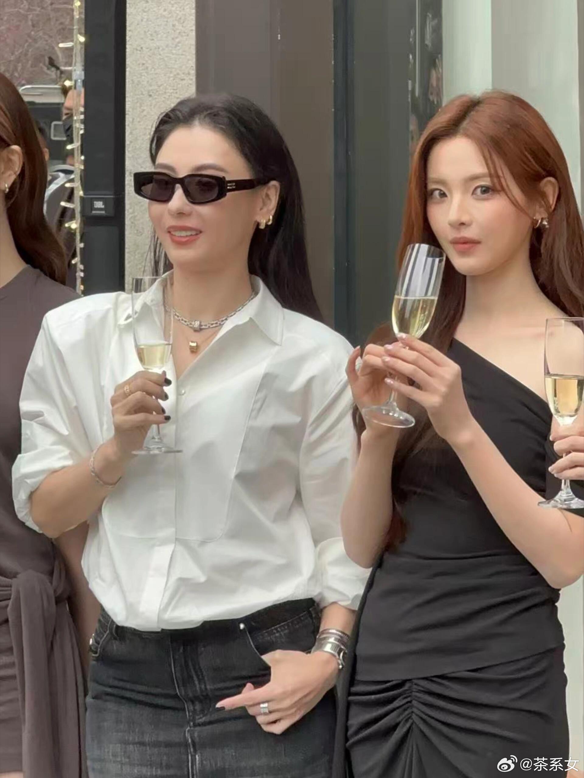 张柏芝杨超越两代神颜居然同框了，画面真养眼。