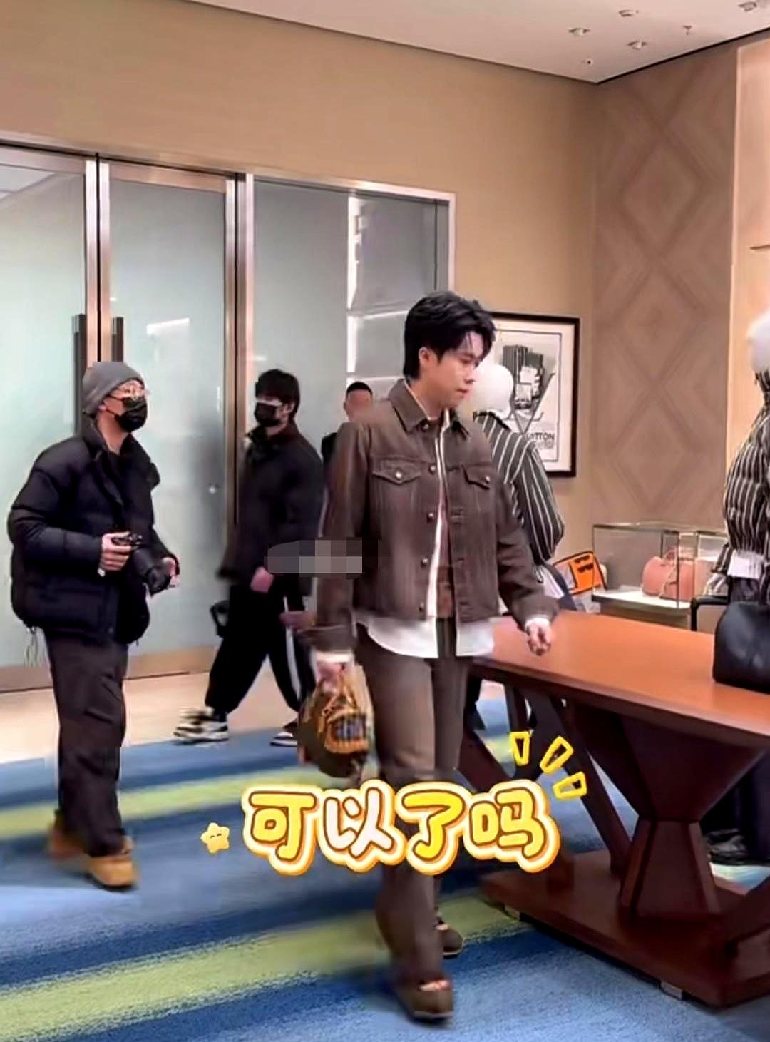 LV展台，头哥被摄影师喊“再绕一圈”。他裹着羽绒服，脚底生风，嘴里连环问