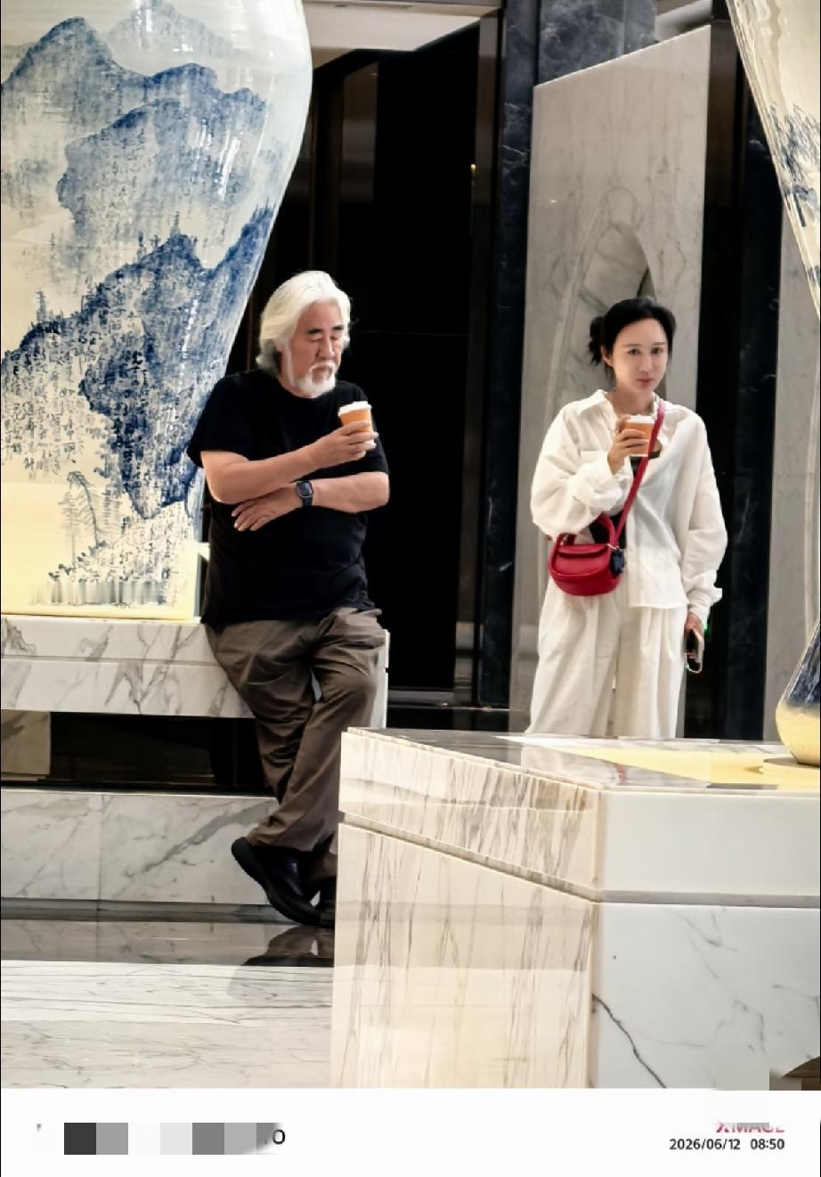 6月12日，有网友在酒店大堂偶遇张纪中和杜星霖，两位看着都很憔悴，尤其杜星林与精