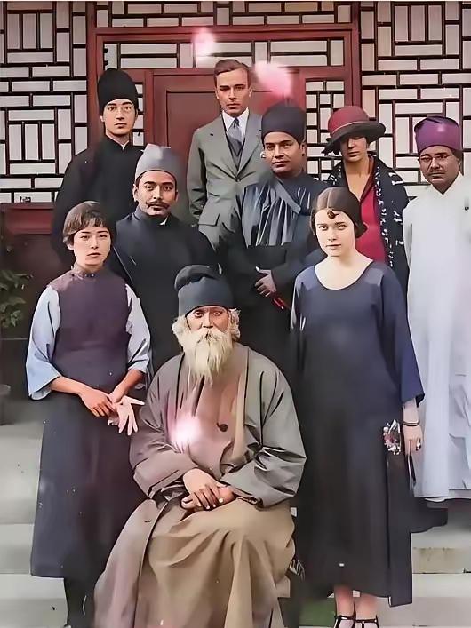这是27岁的徐志摩和20岁的林徽因，以及访华的泰戈尔等人的真实合影，都看看吧，林