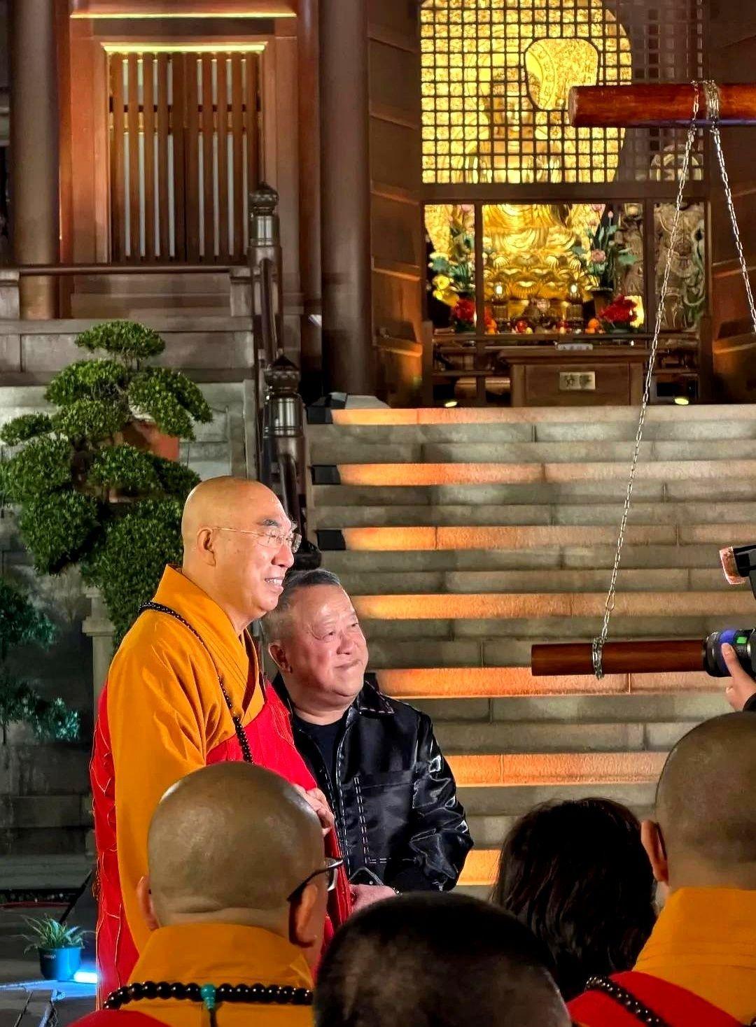 集体起立瞬间，曾志伟的7厘米厚底鞋露馅了。黑色皮衣裹着气场，阔腿裤荡着风，但旁