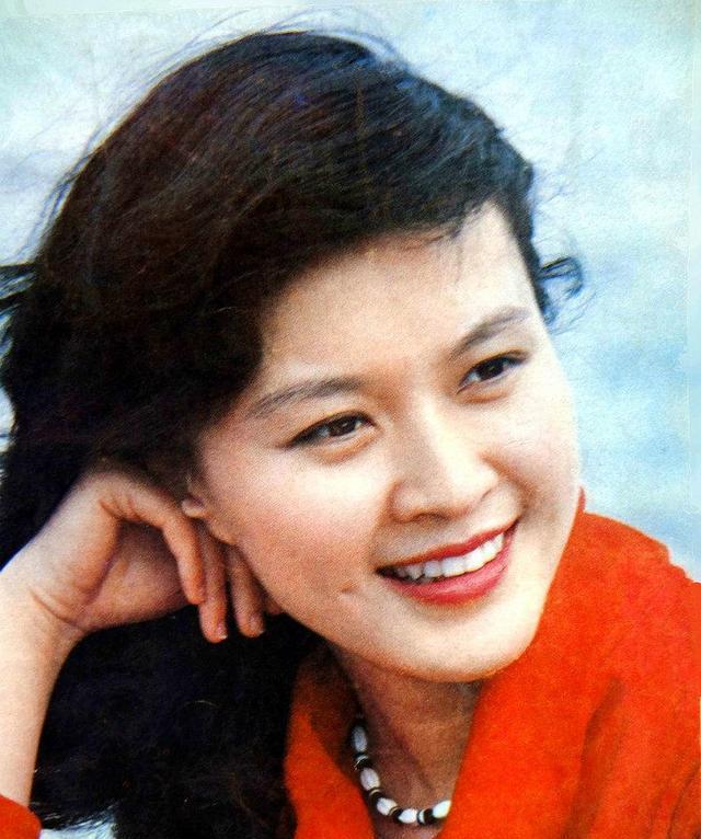 1994年方舒遭遇惨烈车祸断了七根肋骨。比她小十岁的屠洪刚砸锅卖铁借钱买下夏利车