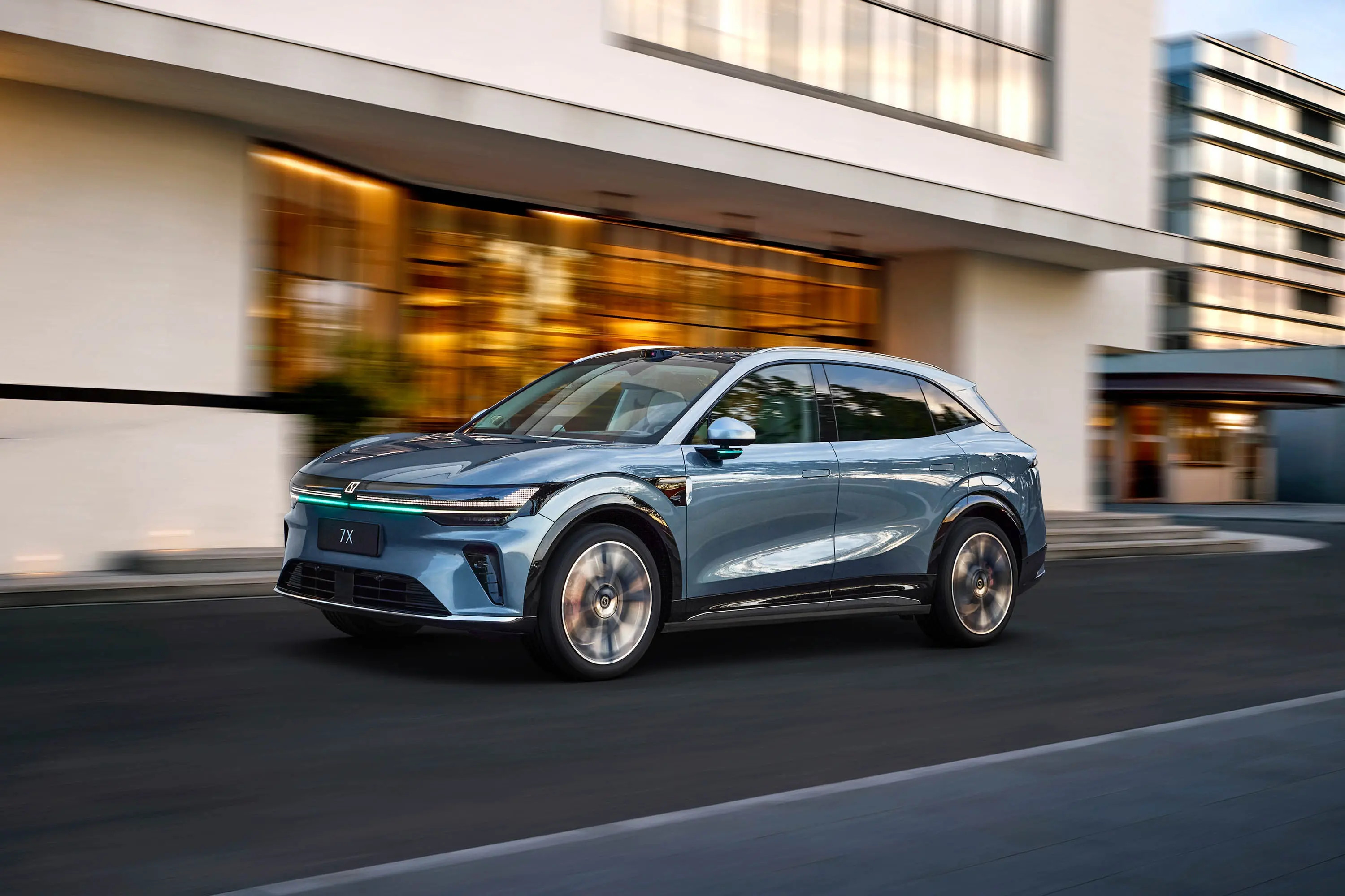 周末开极氪7X带家人跑了趟近郊，整体感受特别舒服☕️后排空间很宽裕，长辈坐着不挤