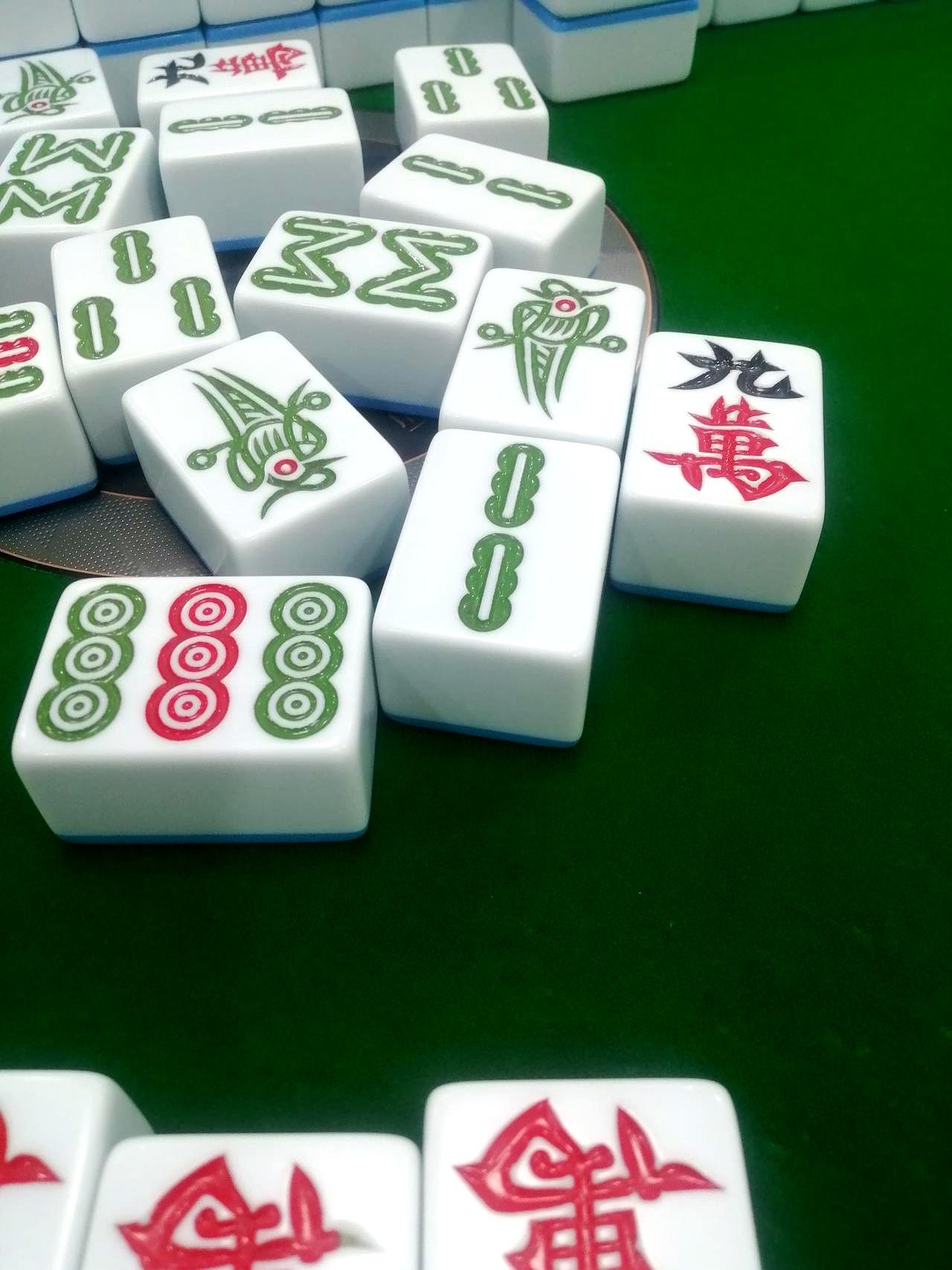 赢2000转头输6000，就因放了一张4条。前一小时指尖翻飞，40番连胡，收