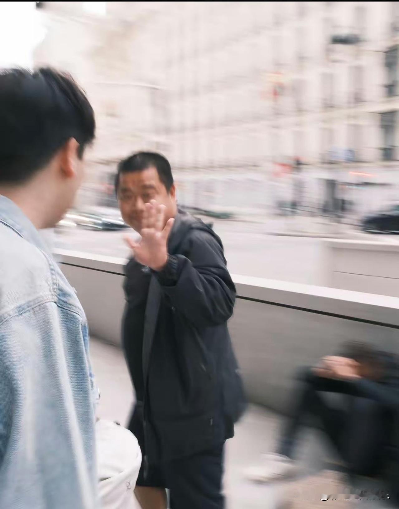 蓝战非在南非被绑架，发文报平安回忆发生的事情，至今心有余悸。一早醒来被刀架脖