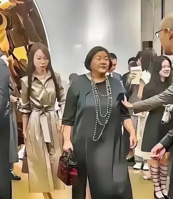 这位大妈如今确实上了年纪，她是陈凯歌的前妻，出身显赫家族，才华出众，活得洒脱自在