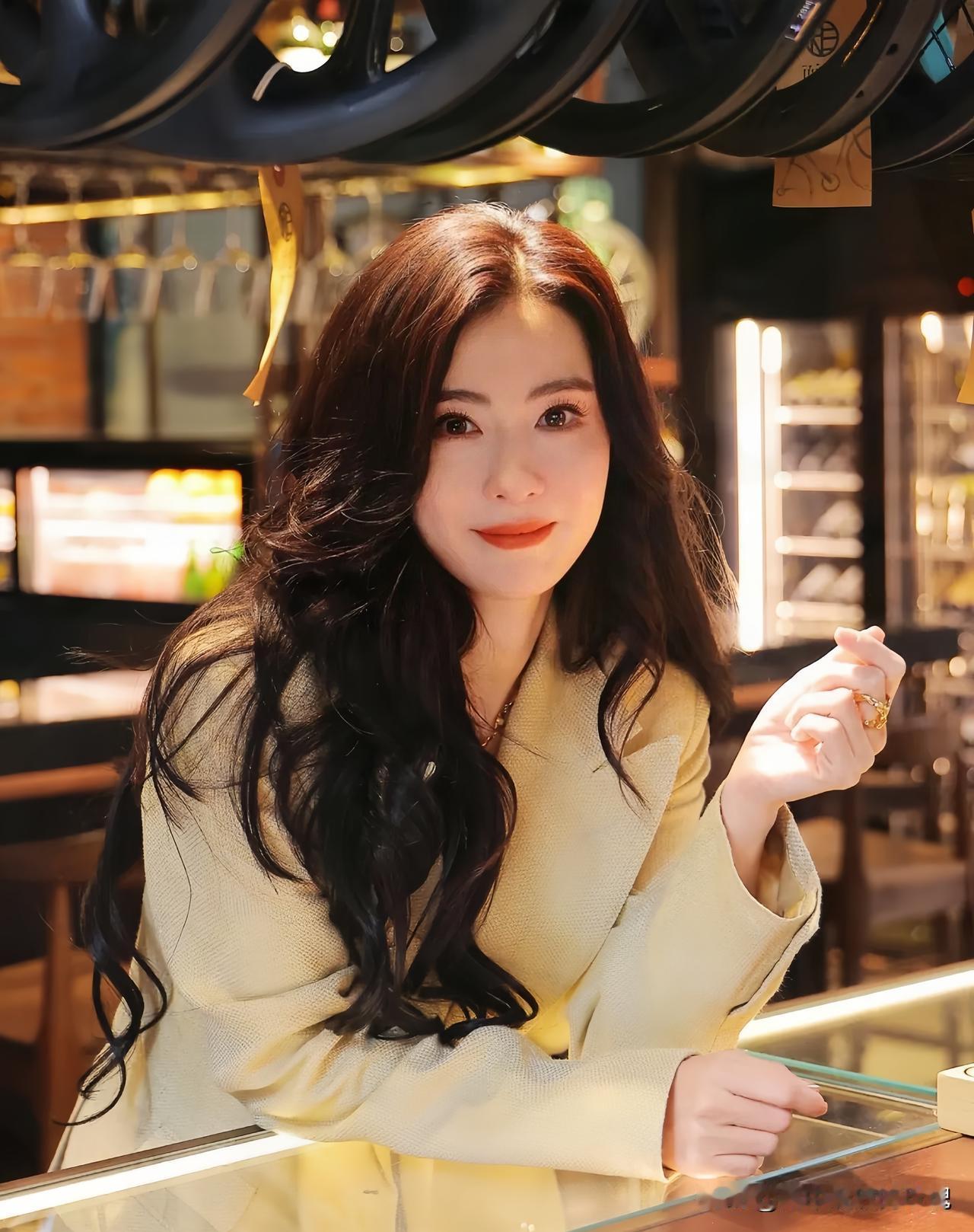 当年张柏芝和谢霆锋离婚，谢家父子俩那波默契沉默，现在回头看全是门道！张柏芝