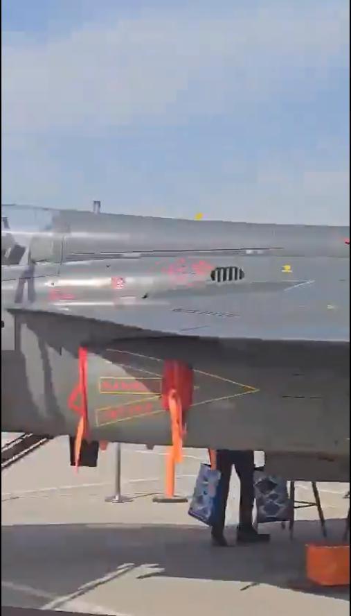 “刚买的阵风被打了，要卖的光辉漏油了”！当地时间2025年11月17日，在202