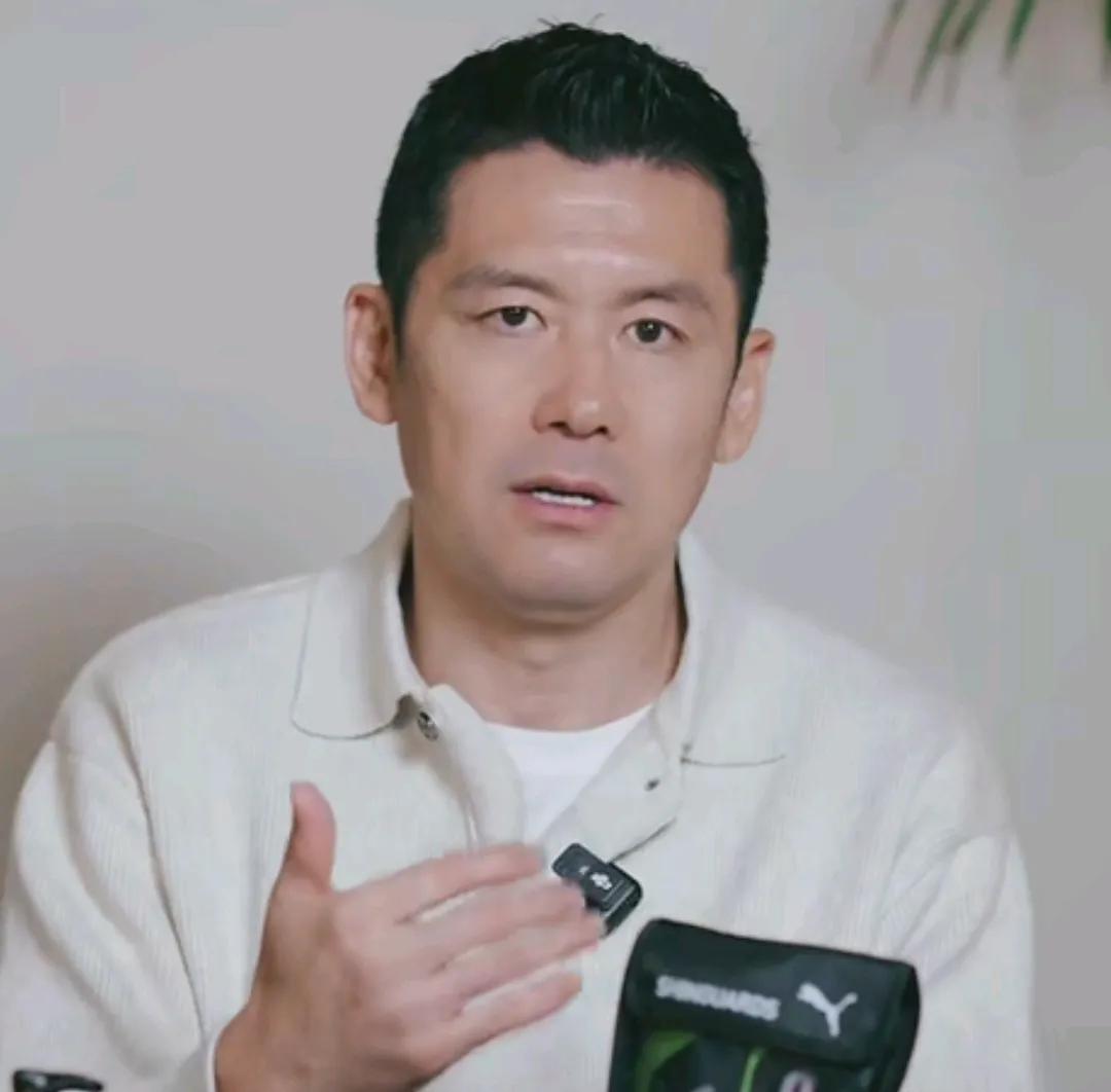 前国脚杨晨在直播时爆了一个料。他表示，在退役后，他仍然坚持锻炼的习惯，所以现在