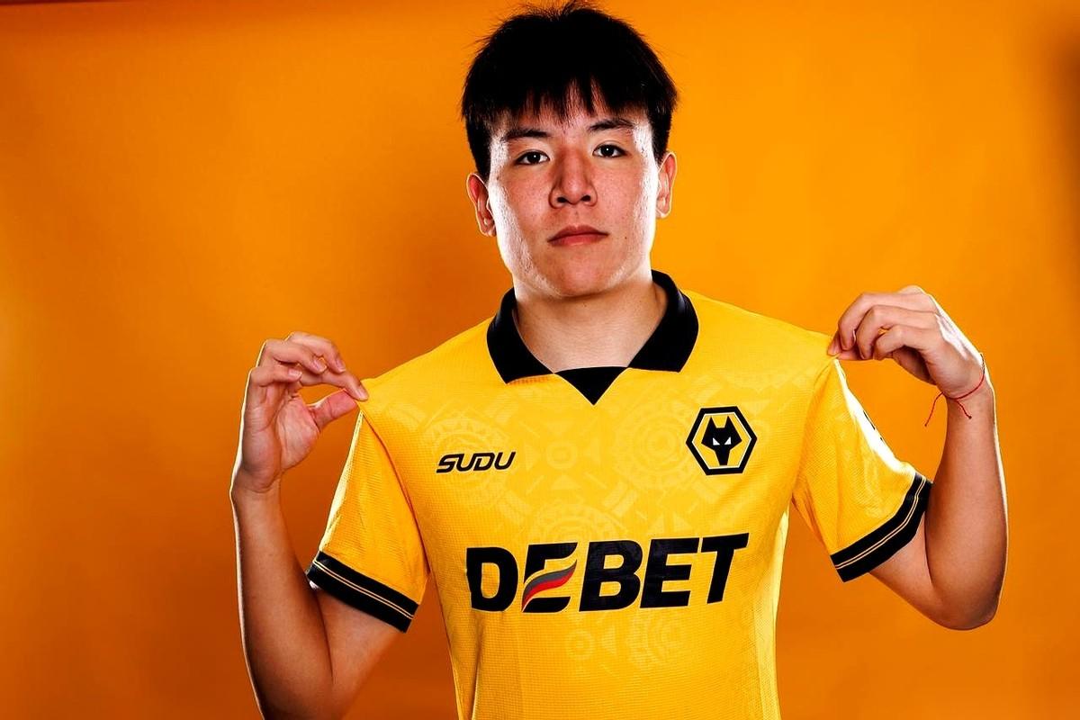 一个去了英甲，一个没去。就这么简单。最近网上吵翻了天，就为俩踢球的小孩儿。