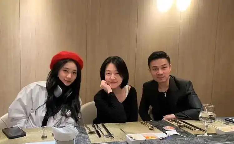 从康熙节目来看，小s是长期主义的，减肥就得跳舞、健身。消费观也更长久，不会像大姐