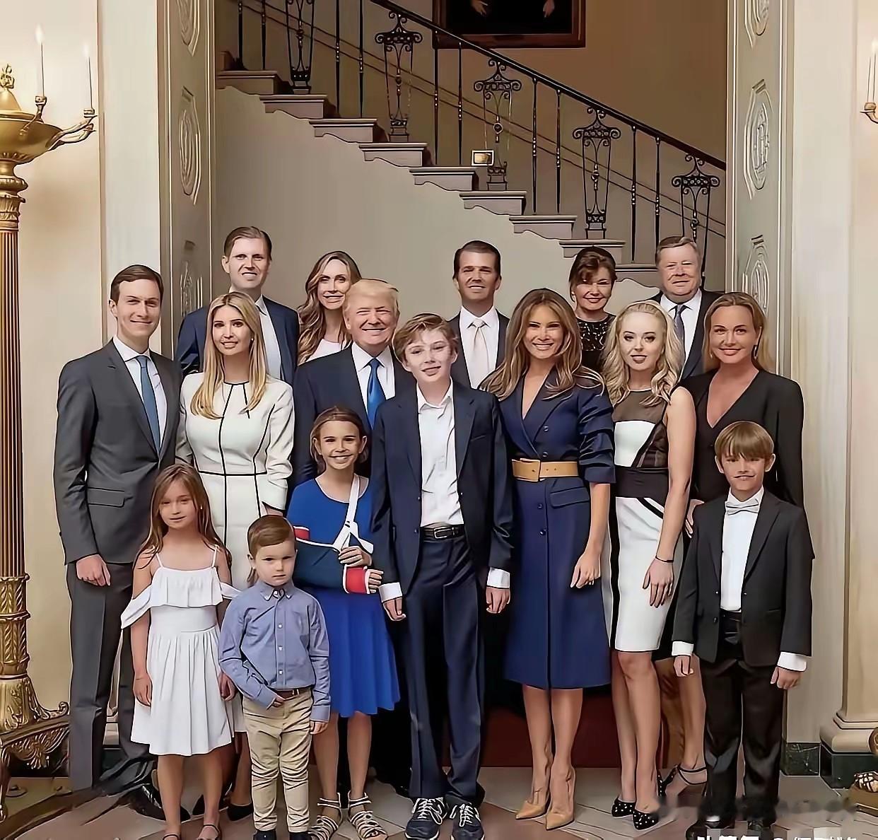 特朗普一家合照真的太惊人了，竟然肤色一模一样，就连儿媳妇都一样，只有他的现任妻子
