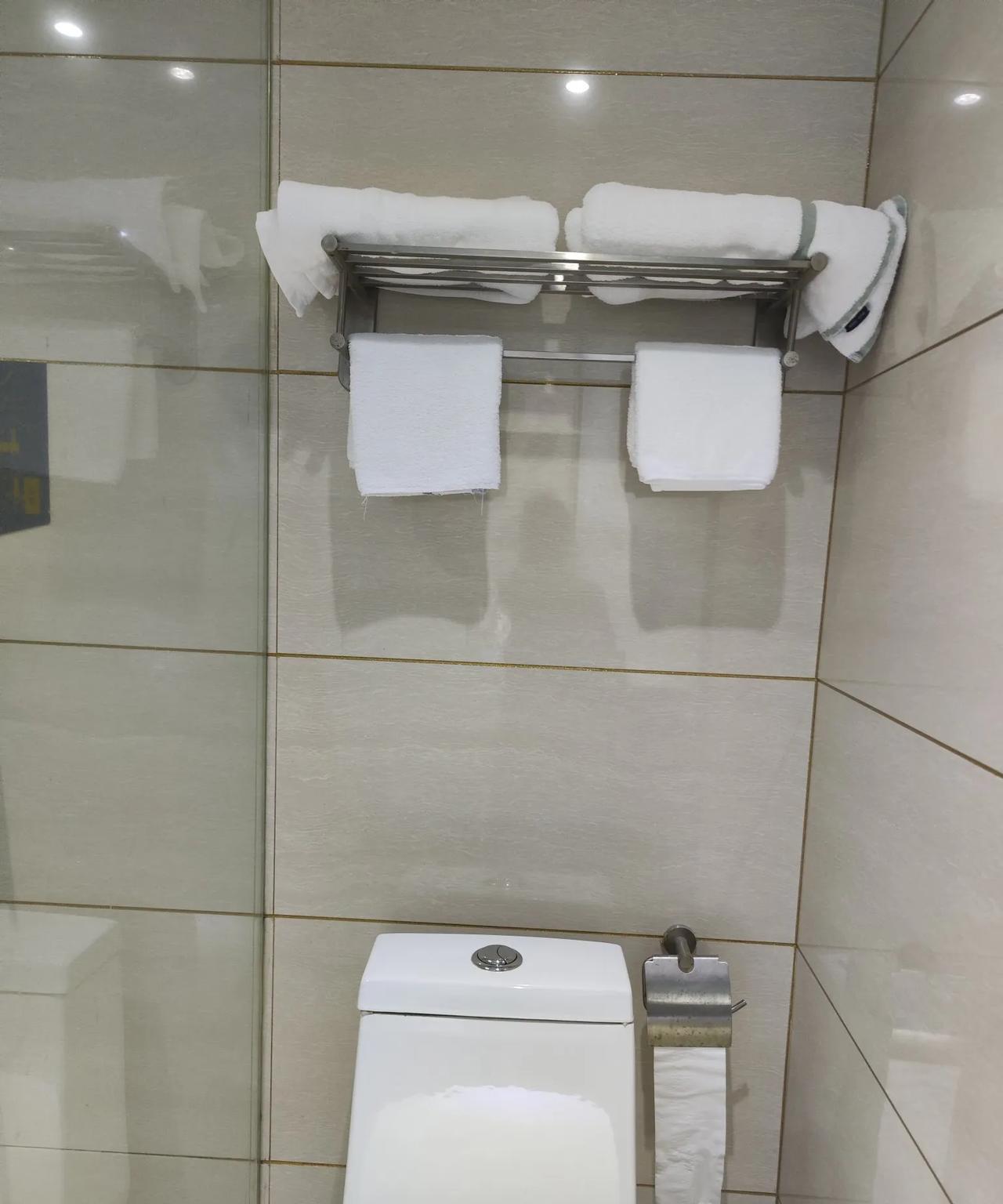 请教大家一个问题，你们住酒店的时候，一般都是自己带毛巾，还是用酒店提供的？住酒店