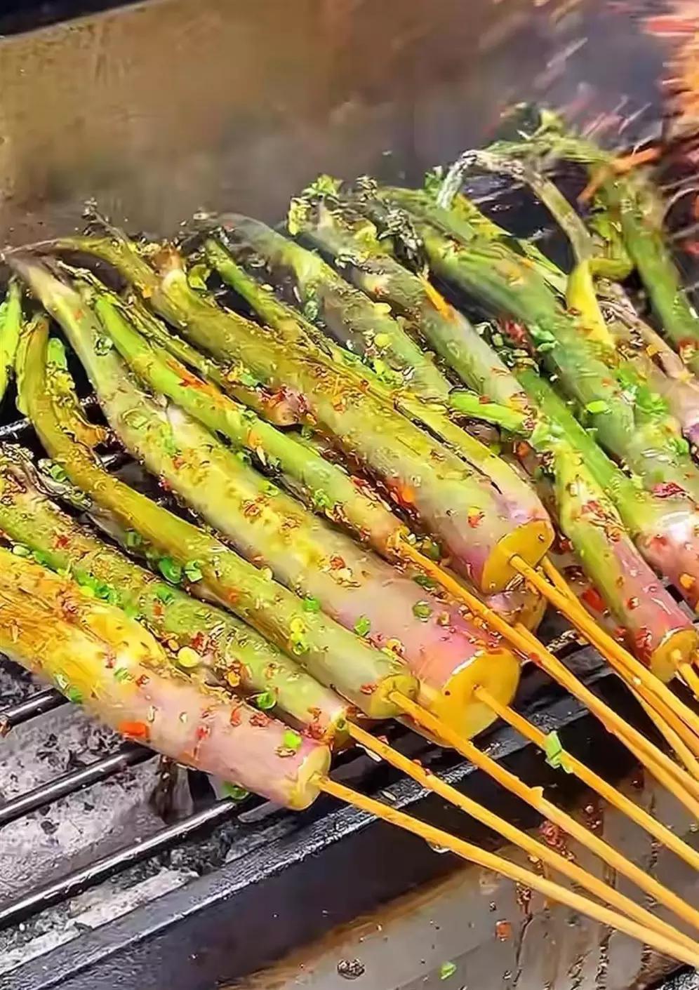 红菜苔真的能烤着吃吗？长沙烧烤界“显眼包”！烤红菜薹2元一根爆火，湖南人：冬