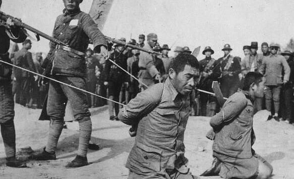 1946年，大汉奸万里浪被判处死刑，执法队长将他绑到刑架上，对着四肢各打一枪后，