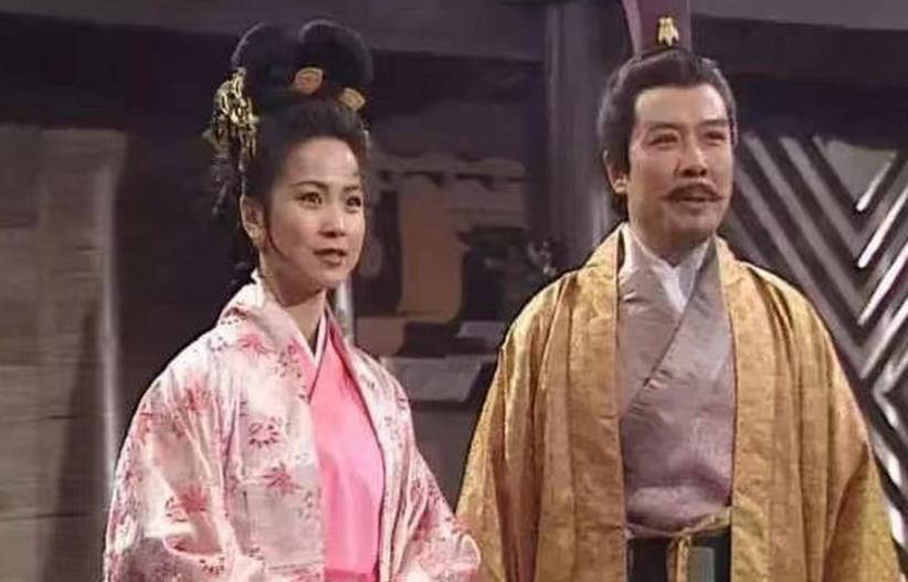 公元209年，48岁的刘备迎娶17岁的孙尚香。新婚夜，刘备醉醺醺的入洞房，看到