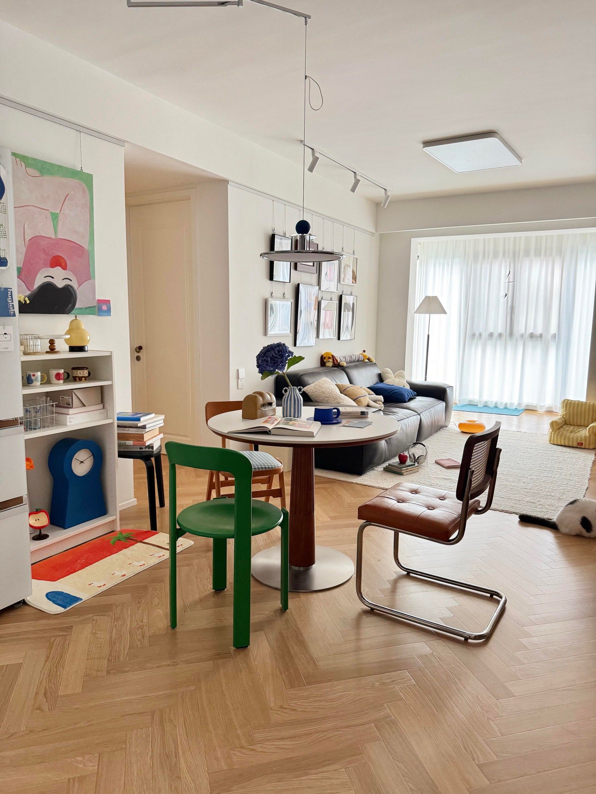 今天心血来潮，查了一下自己小区的房价，一查更生气，原本300万的房子，现在居然