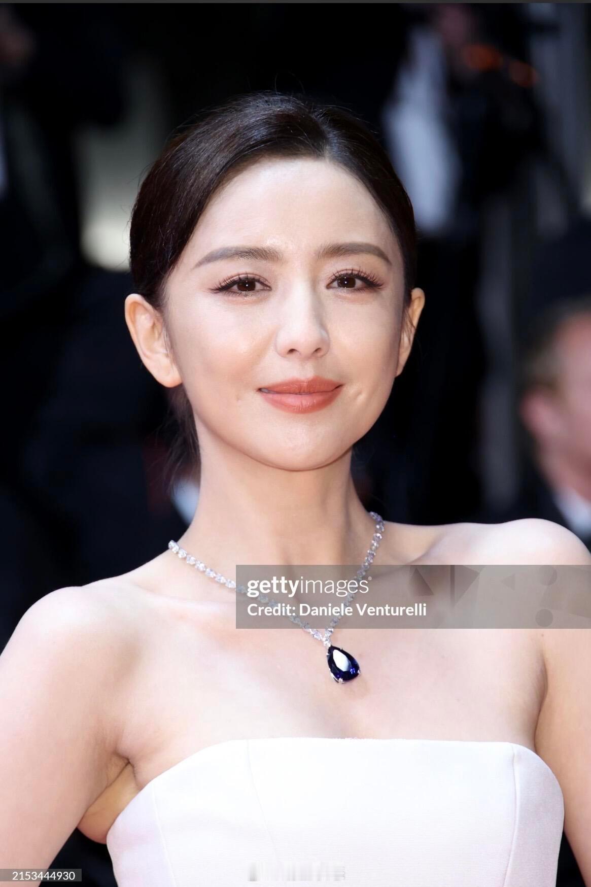 外媒镜头下的佟丽娅一脸自信的样子