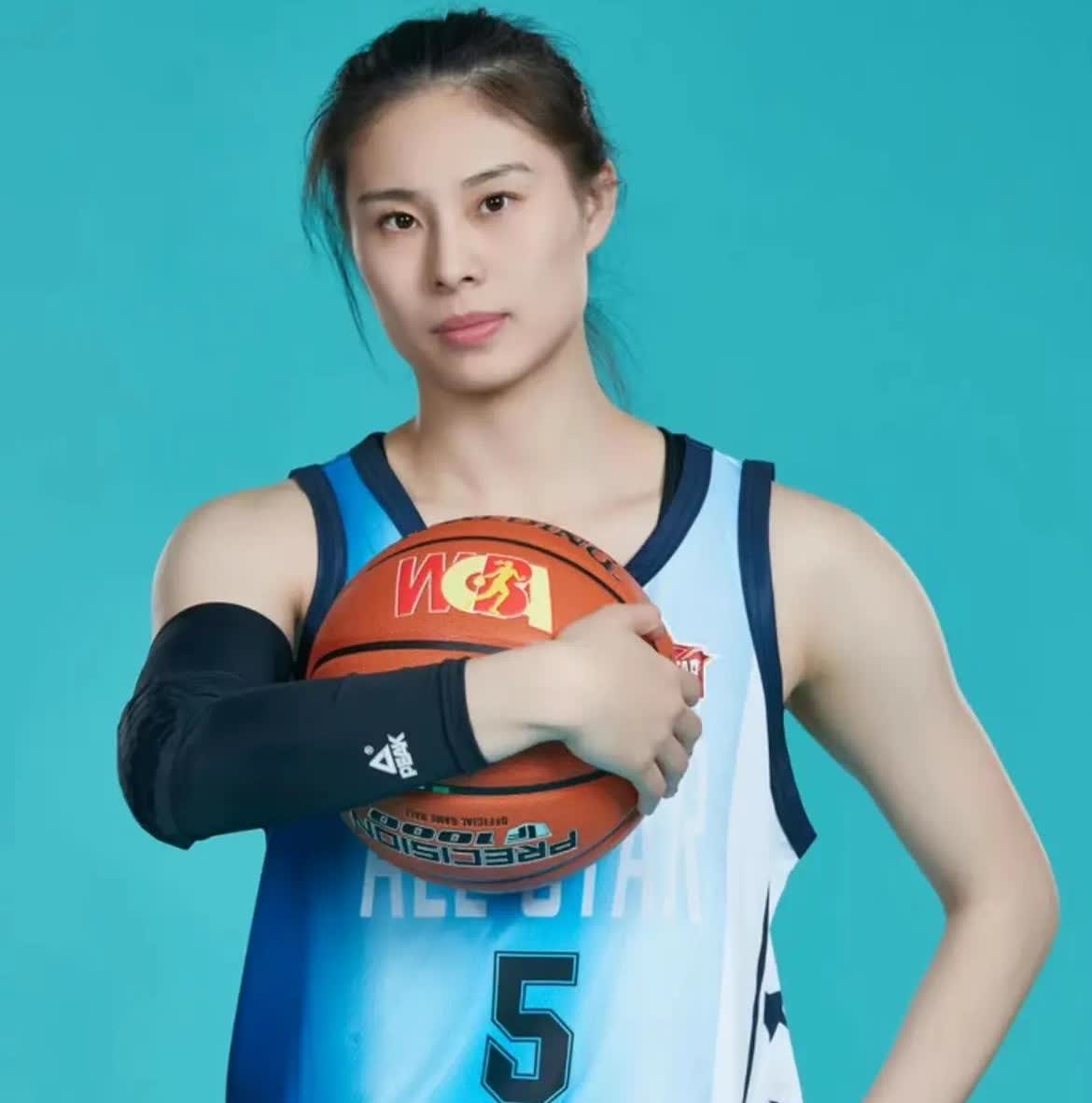 女篮亚洲杯球员颜值排名，中国队冠军[吐舌头眯眼睛笑]：中国女篮的王思雨、张茹、翟若云入围