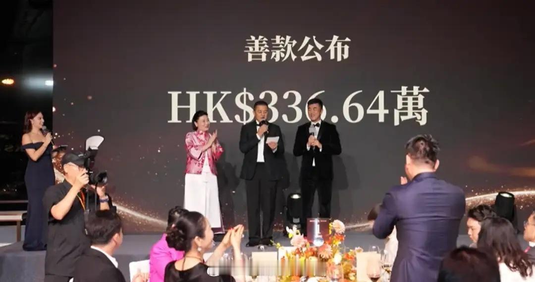 香港酒店偶遇李亚鹏，与年轻女士坐大堂闲聊，女方神似海哈金喜！