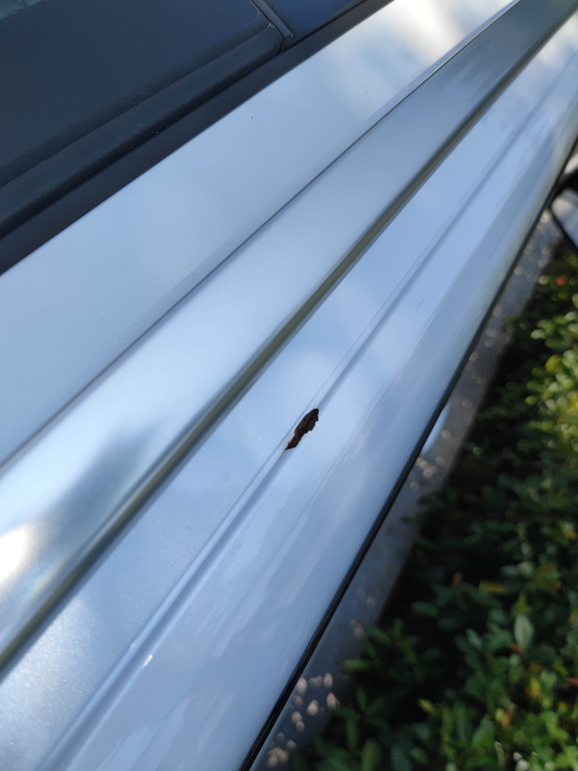 正品比亚迪生锈想不通车顶这个位置怎么会生锈？车顶有行李架，这个位置还是凹进