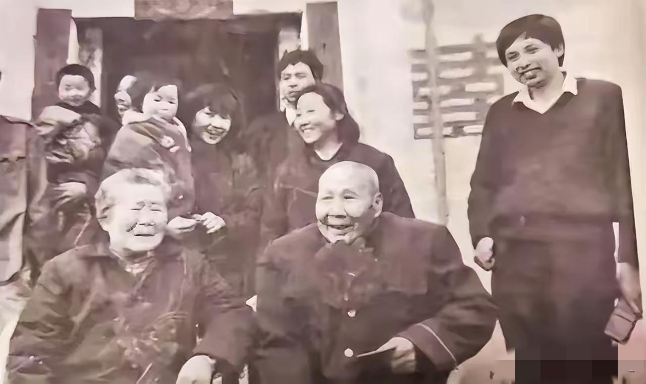 1987年，蒋红英在店里买菜，无意说起自己曾经是红军。店小妹也很健谈，聊起老红军