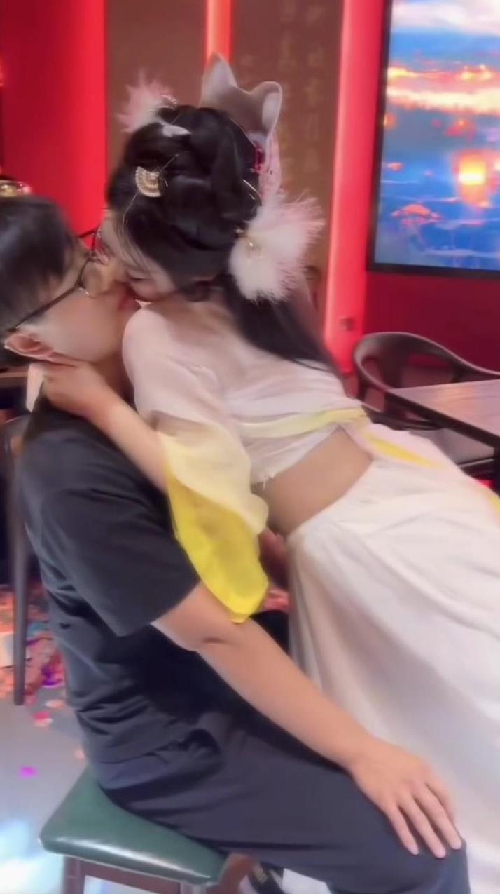 亲没亲上不知道，但这脸是真贴到对方脸上去了，还喂对方吃棒棒糖！杭州萧山区醉舞轻