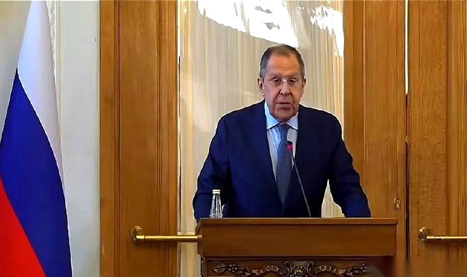 老拉昨晚那句话，真是绝了。当着全世界的面，淡淡地说：就算跟美国人握手言和，也绝