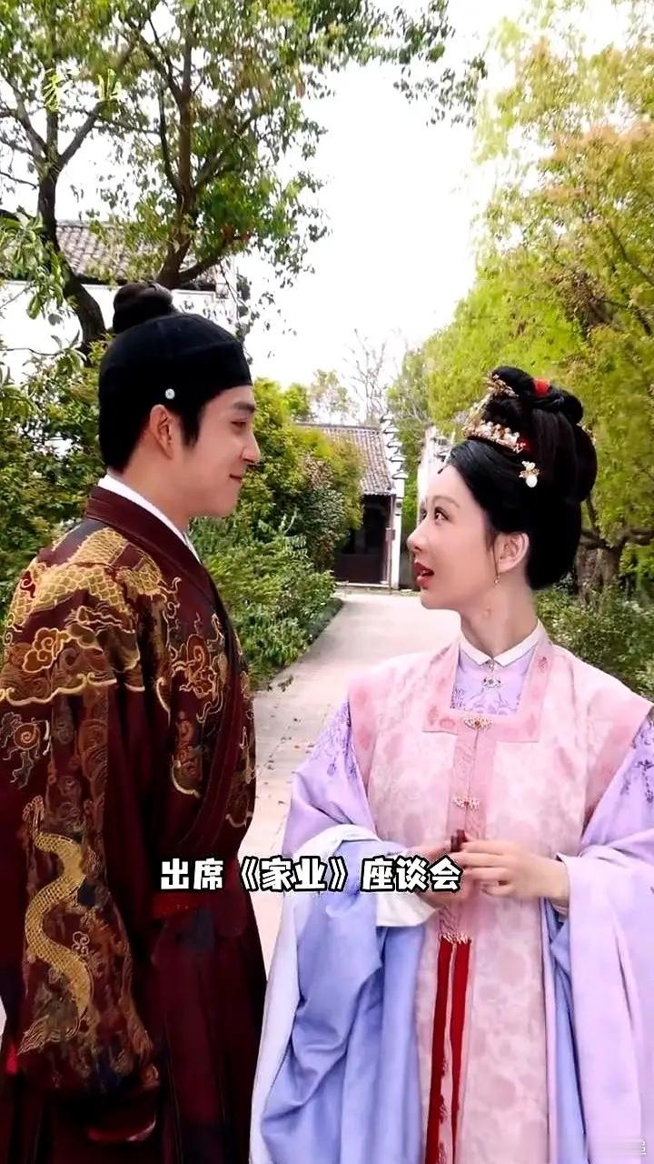 白玉兰奖之后，杨紫反而更忙了。一场行业内部座谈会，她扎个低马尾，素雅淡妆就来了。