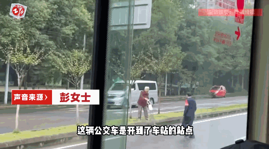“这个公交司机火了!”23日报道,重庆一公交司机刚把公交车开到站点,突然一位老太