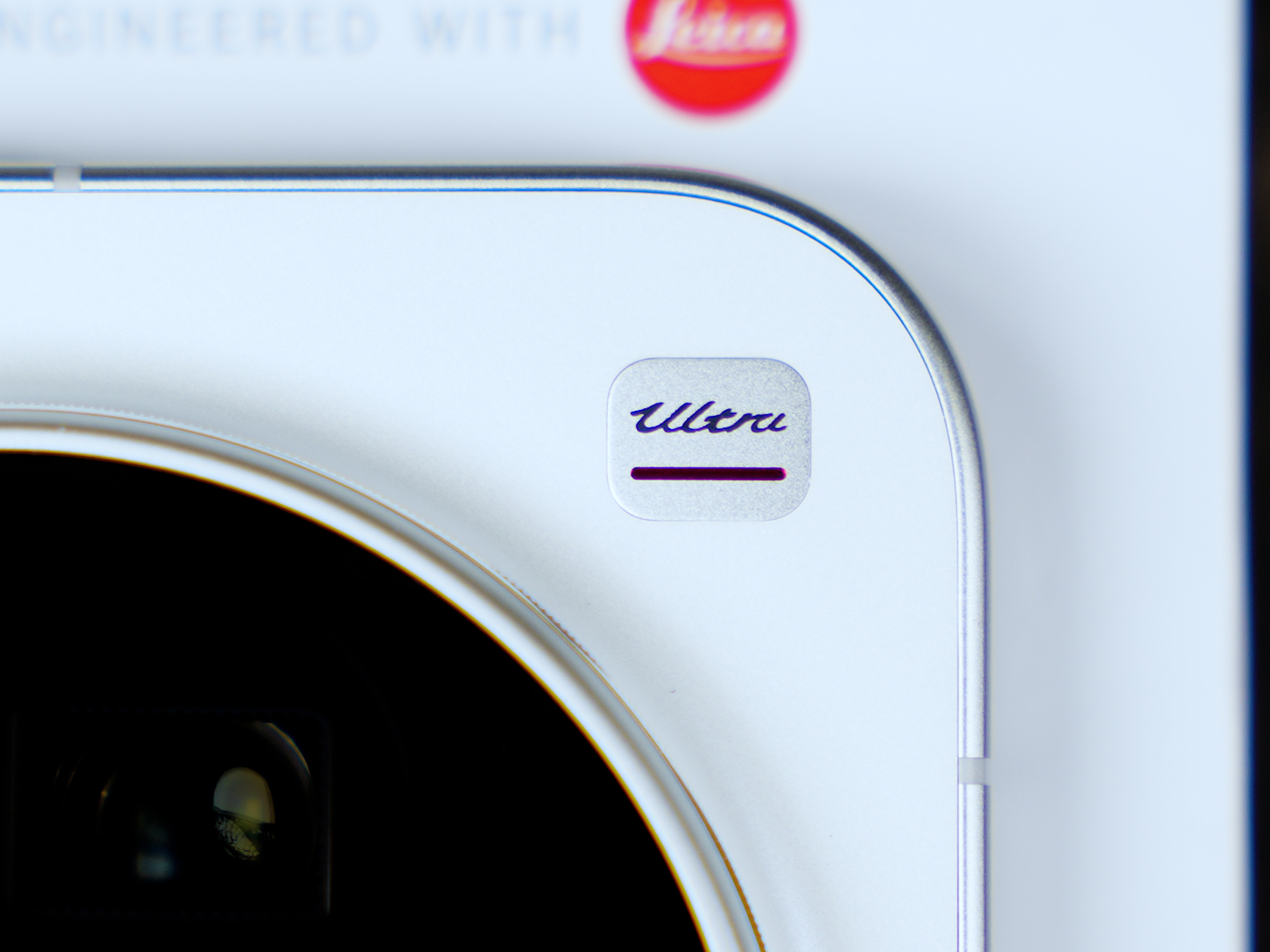 我还是推荐白色版本的小米17Ultra。虽然徕卡版大家都在推荐黑色，但是我依然