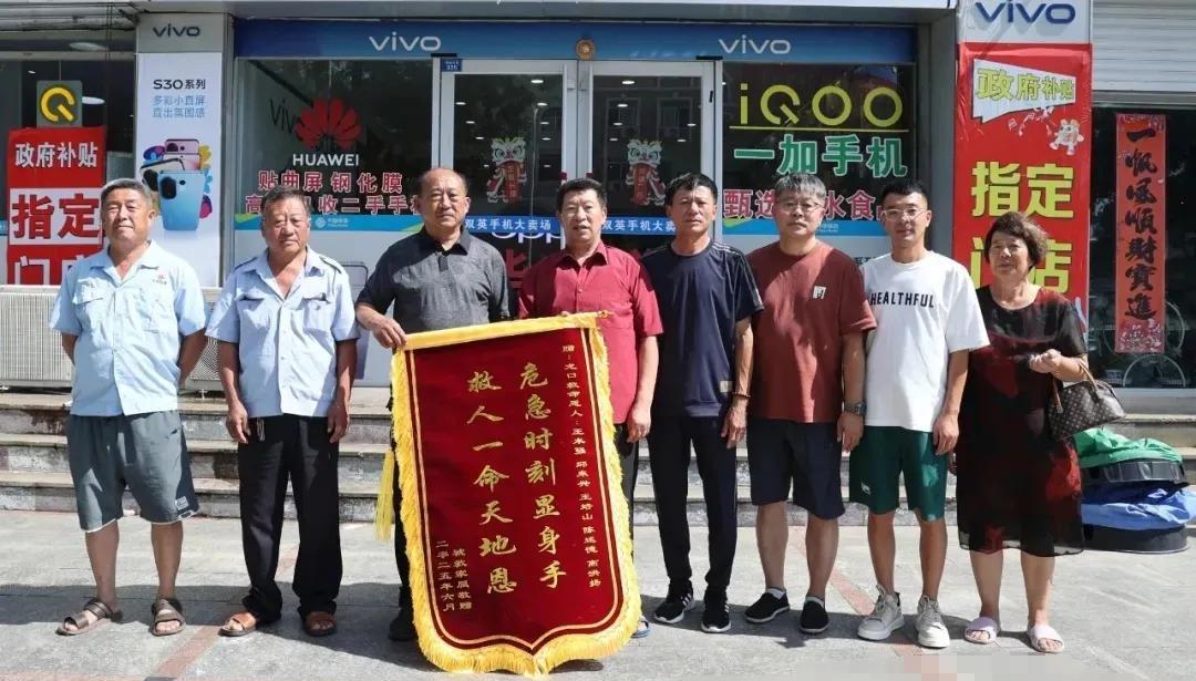 山东龙口，卖西瓜的大爷突然被高处的西瓜埋起来，一旁的老伴吓傻了，急得直跺脚。就在