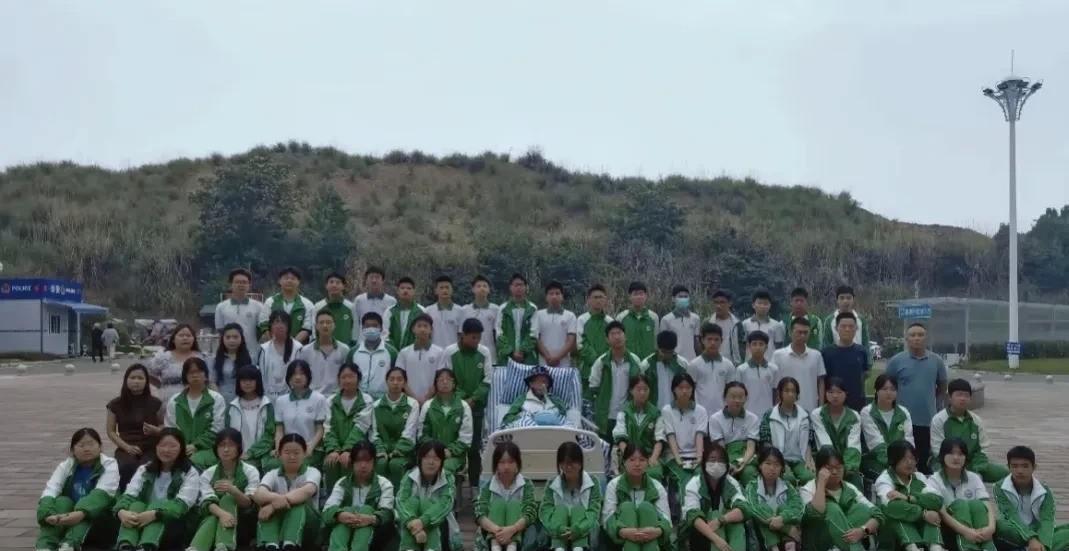 泪目了！仪陇县一中学拍了最难忘最感人的毕业照。当时看到视频里学生扛着塑料凳往医