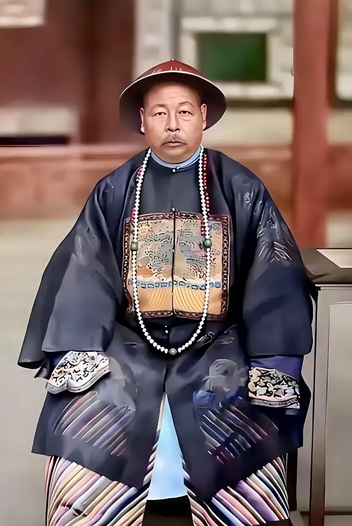 收复新疆后，左宗棠杀掉了所有的俘虏，包括降虏。然而，左宗棠手上沾满了血，却没人骂