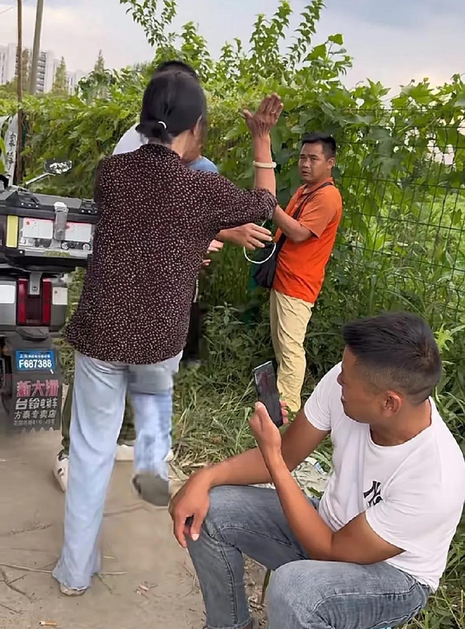 这老婆子还想控制沈巍，之前给老沈送饭就感觉不对！两脚一跺地，巴掌一拍，双手叉腰