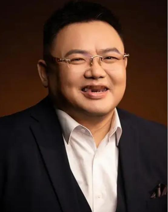 2014年，白伟民的公司倒闭，所有人都选择离开，只有一个人赖着不走，白伟民问她: