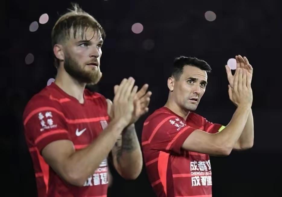 成都蓉城最不该放的两个人也已经走了！球迷也不要再纠结了，虽然说茹萨和索罗金不能完