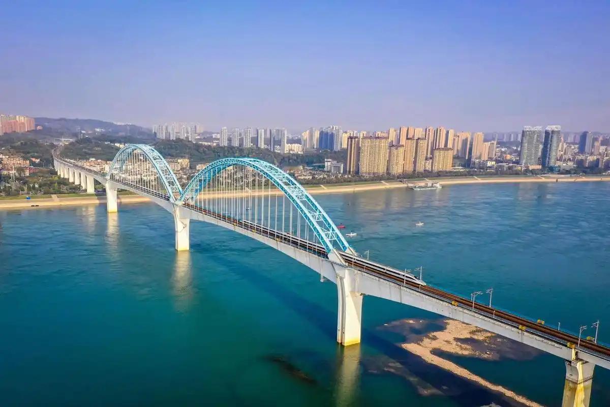 宜万铁路宜昌长江大桥最初的过江方案是江底隧道，由于隧道影响国家一级保护动物中华鲟