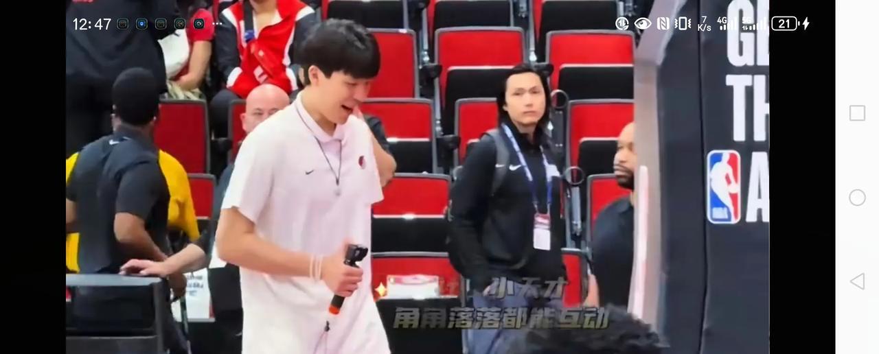 杨瀚森很忙，不打比赛担任摄像，气氛组组长杨瀚森今天不打比赛，来到现场观看球队比